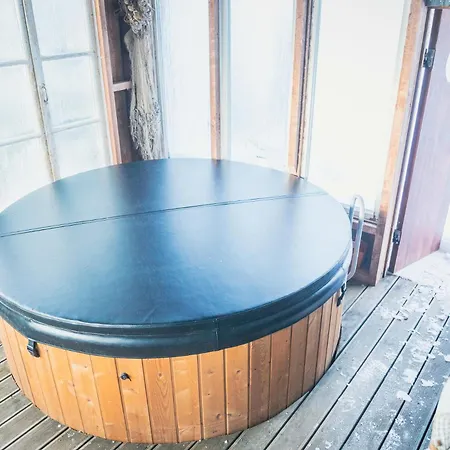 別荘 Cozy River House With Hot Tub パルヌ