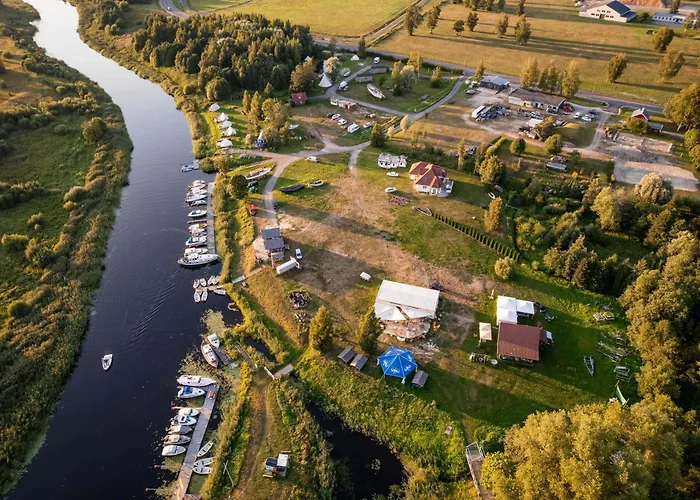 Dom wakacyjny Cozy River House With Hot Tub