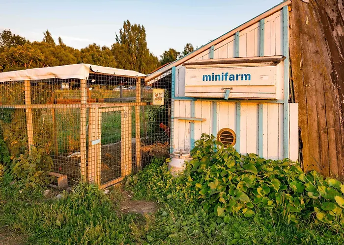 בית נופש Cozy River House With Hot Tub פארנו