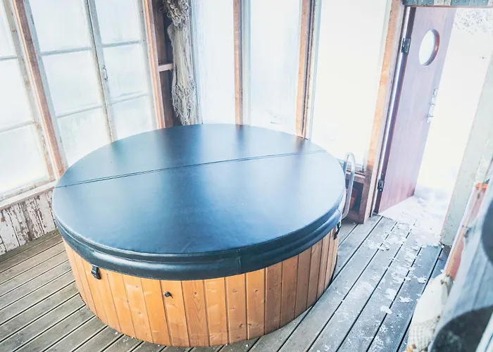 בית נופש Cozy River House With Hot Tub פארנו